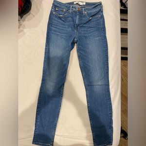 Vineyard Vines jeans, high rise skinny, medium blue. Size 27
